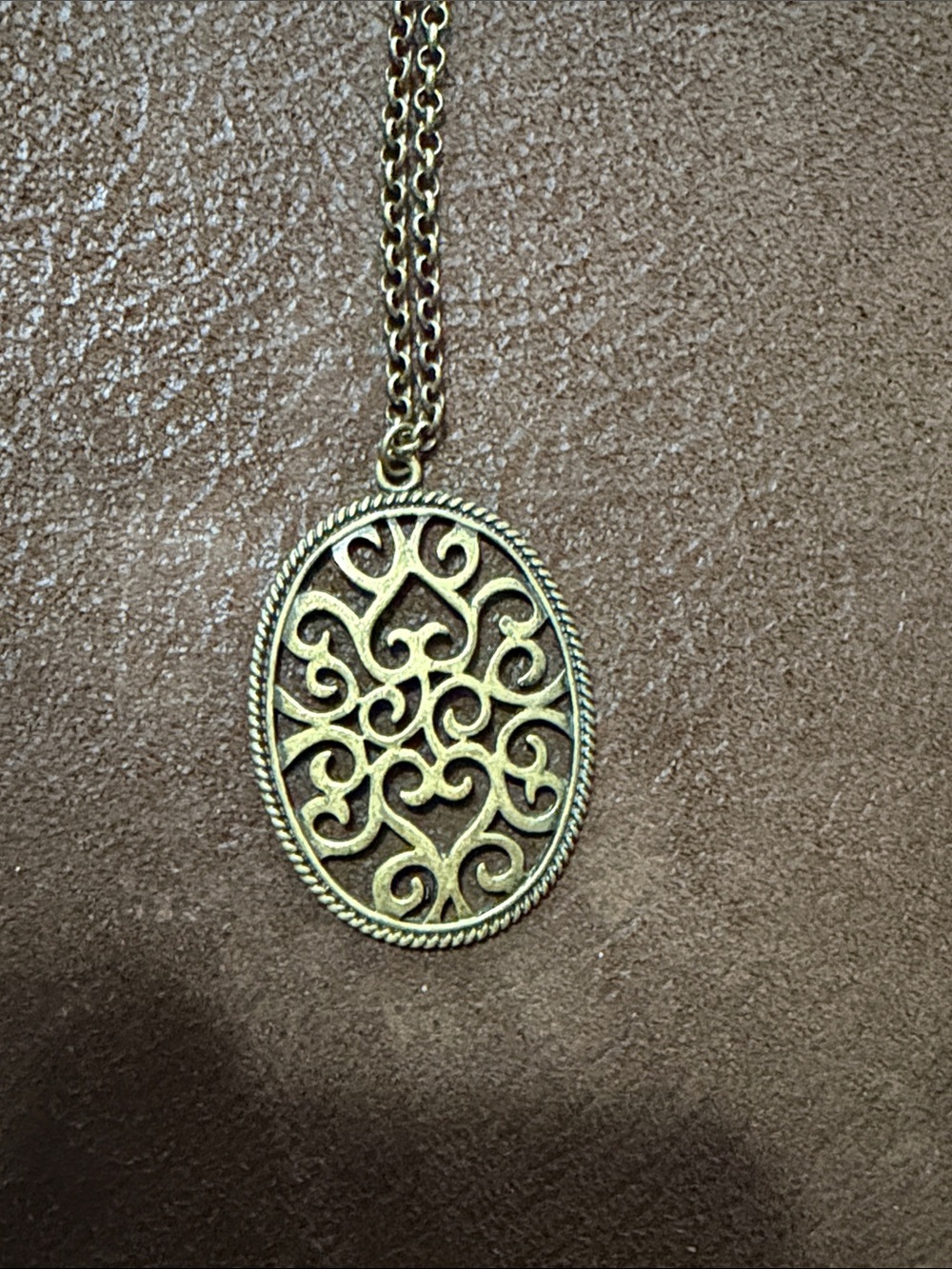 Vintage-Inspired Oval Filigree Pendant Necklace in Gold